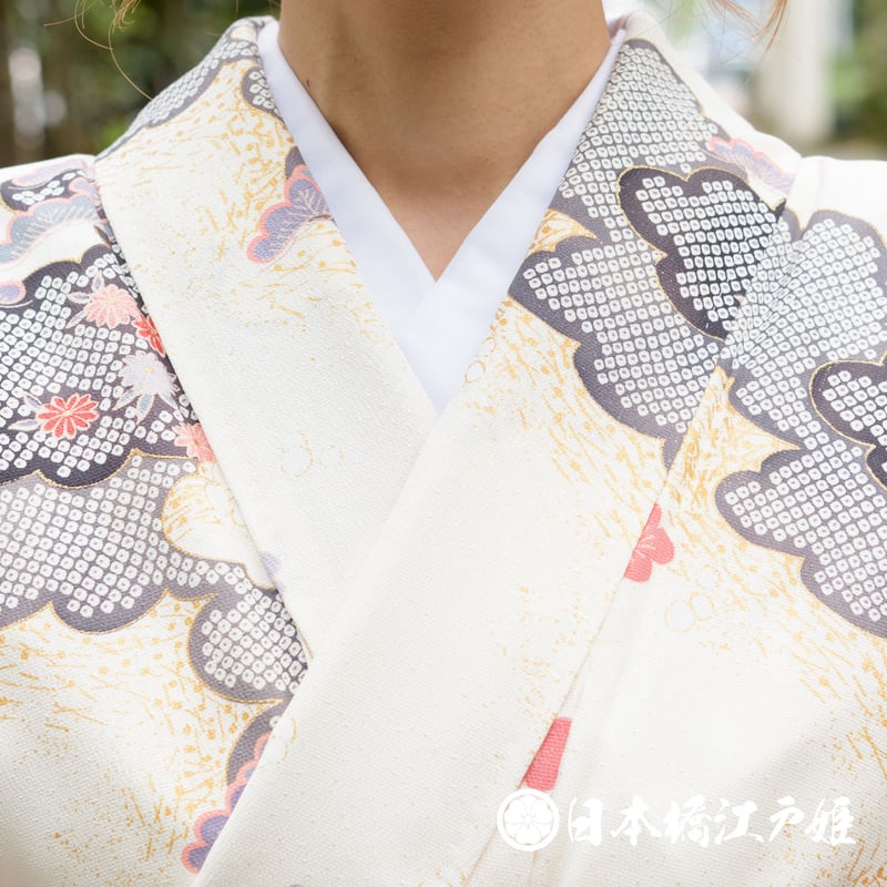 クリーム色に銀杏や紅葉の地紋と梅　長襦袢（胴抜き、袖無双） クリーム色に銀杏や紅葉の地紋と梅長襦袢（胴抜き、袖無双）