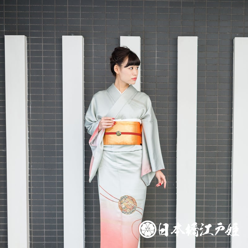 紗綾形の地紋の上に金茶の点描と花々が降り注ぐ、美しい正絹のお 紗綾形の地紋の上に金茶の点描と花々が降り注ぐ、美しい正絹のお