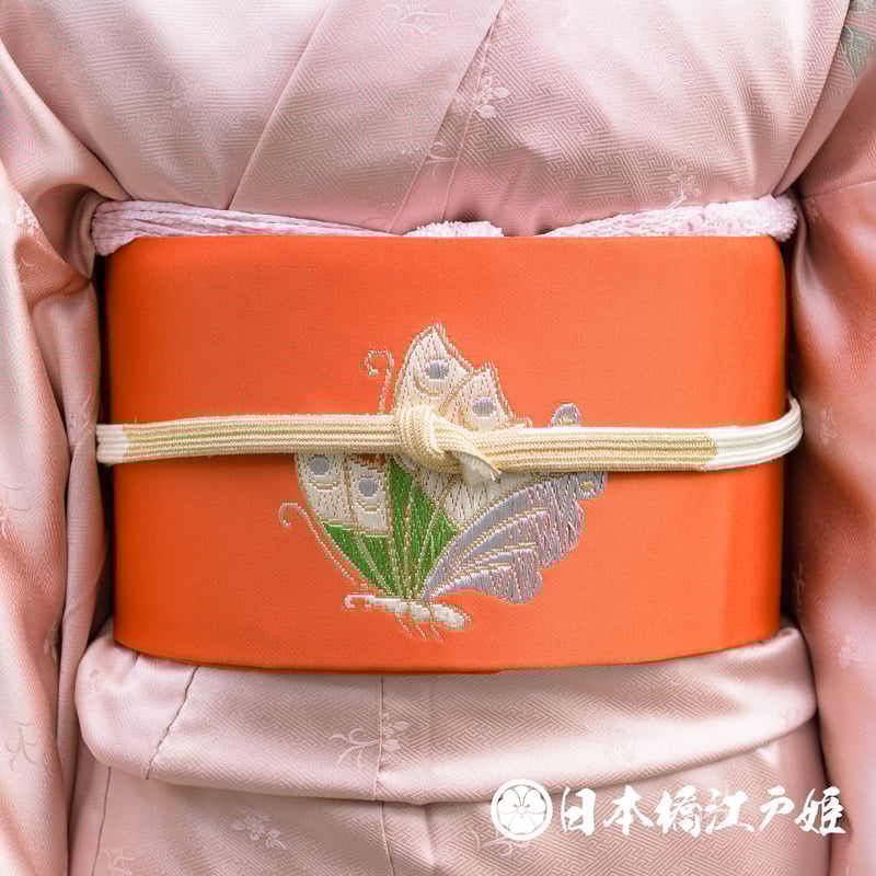 オシャレな紬の名古屋帯▪正絹▪オレンジ色がかっている黄土色の地に向かい獅子模様 オシャレな紬の名古屋帯▫正絹▫オレンジ色がかっている黄土色の