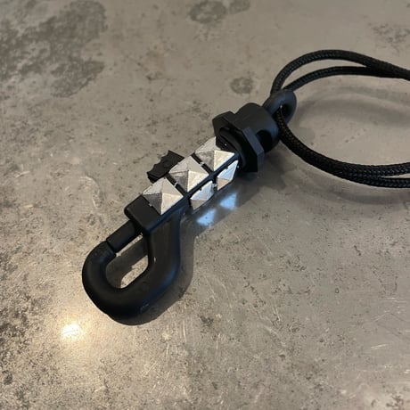 #1 COOL STUDS_SILVER_Smooth Saxophone Strap