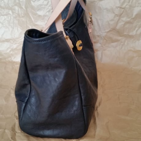 黒馬革のトートバッグ
