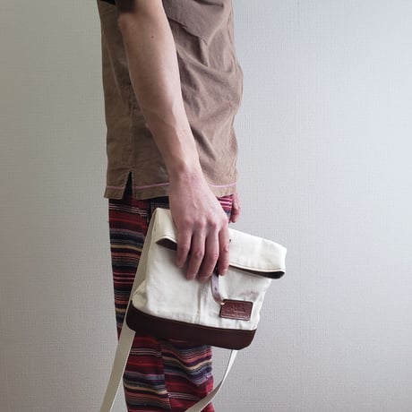 帆布と革のサコッシュ