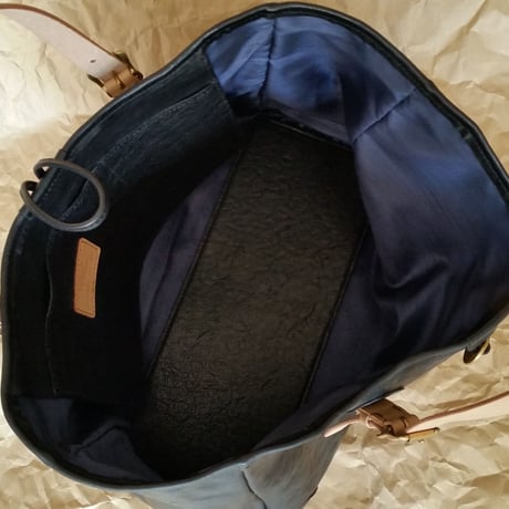 黒馬革のトートバッグ