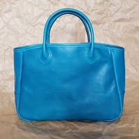 青いトートバッグ