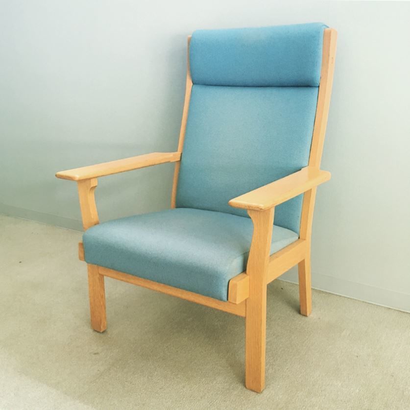 GE181A / Hans J wegner Lounge Chair by GETAMA