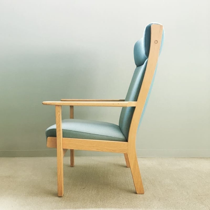 GE181A / Hans J wegner Lounge Chair by GETAMA