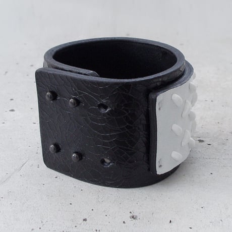 CHECKER PLATE studs leather bracelet