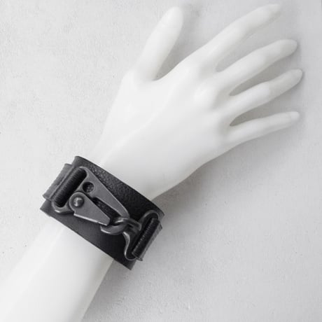 TRIANGLE nascan leather bracelet