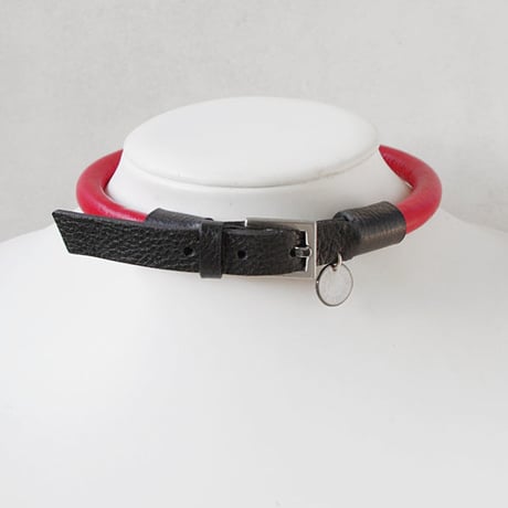 CYLINDRICAL leather choker