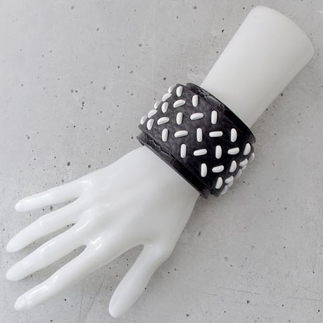 CHECKER PLATE studs leather bracelet