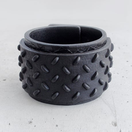 CHECKER PLATE studs leather bracelet