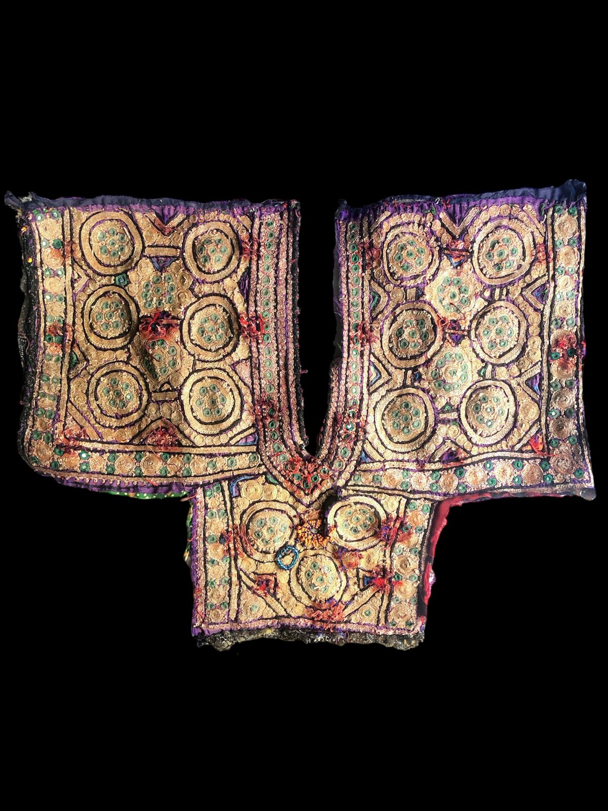 オールドタイプ ザリ刺繍 古布ドレスヨーク Banjara インド オールドタイプ ザリ刺繍 古布ドレスヨーク Banjara インド