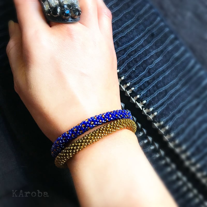 ネパール産の手作り品です。 ネパール 手編ビーズブレスレット《nbb1》ネイビー×ゴールド | KAroba
