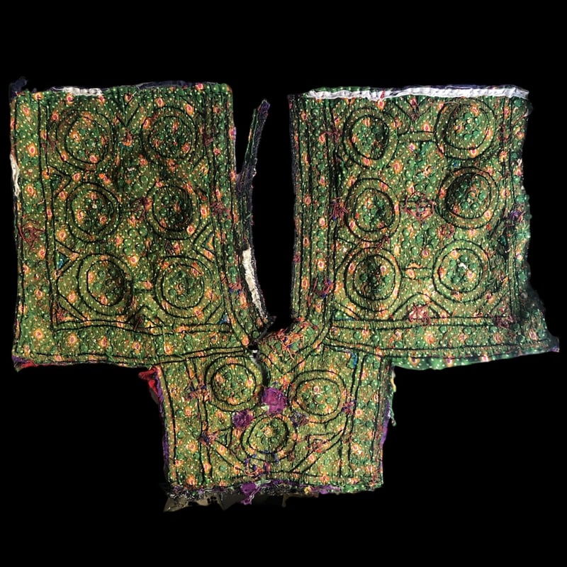 オールドタイプ ザリ刺繍 古布ドレスヨーク Banjara インド オールドタイプ ザリ刺繍 古布ドレスヨーク Banjara インド
