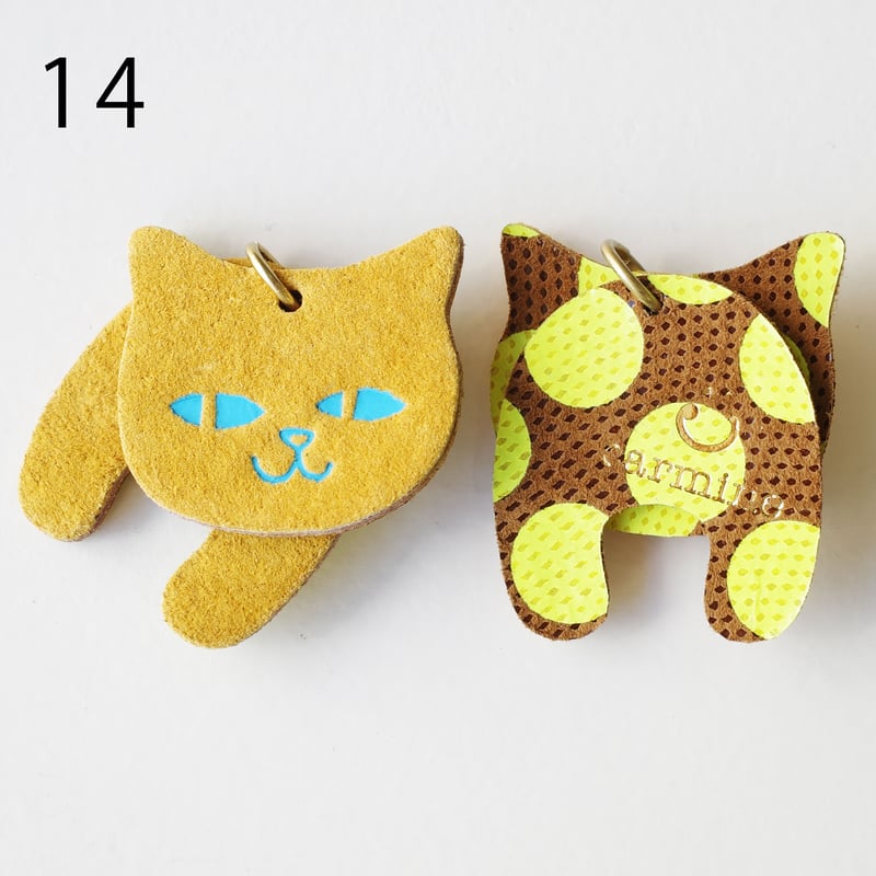 ギターにじゃれるねこちゃんチャーム 黄とら 特別な形のエレキギター