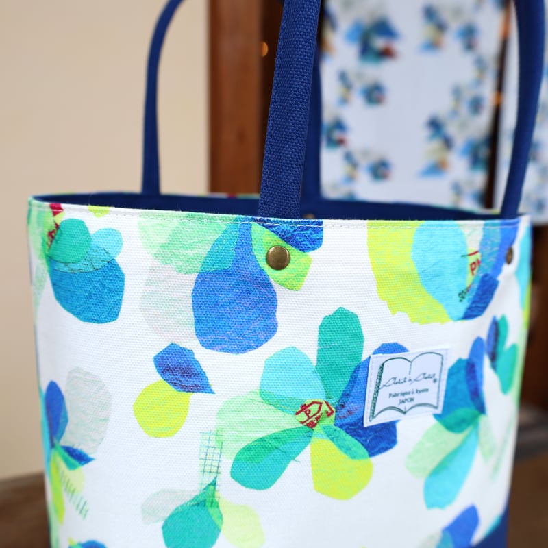 帆布色ネイビー＊Lトート【花】（ブルー） | petit à petit