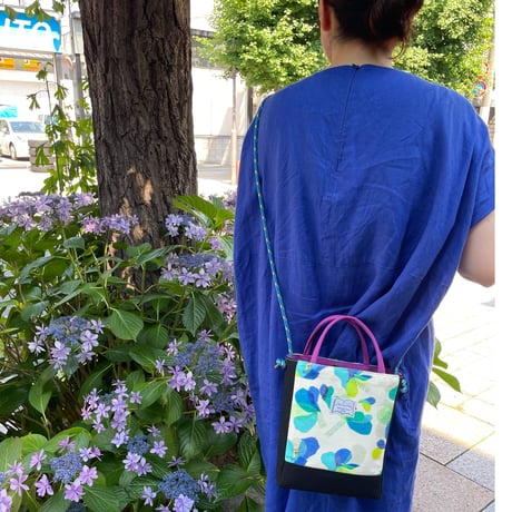 帆布色（内面ライトワイン外面ブラック）＊ロープポシェット【花】（ブルー)