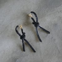 黒リボンピアス（両耳）