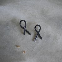 黒ミニリボンピアス