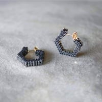 黒３層六角形リングピアス