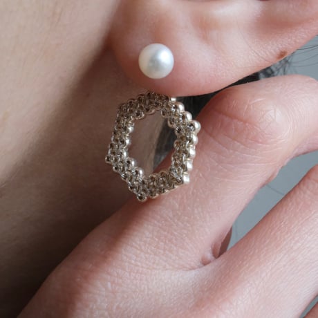 パールスタッドピアス／六角形リングチャーム付