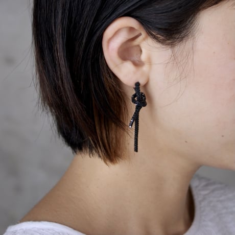 黒リボンピアス（両耳）