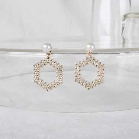 パールスタッドピアス／六角形リングチャーム付