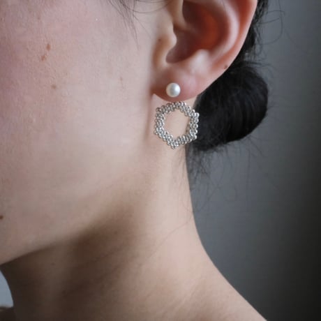 パールスタッドピアス／六角形リングチャーム付