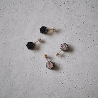 黒３層スタッドピアス／六角形