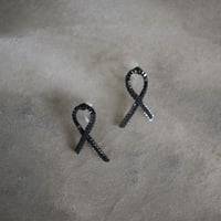 黒ミニリボンイヤリング