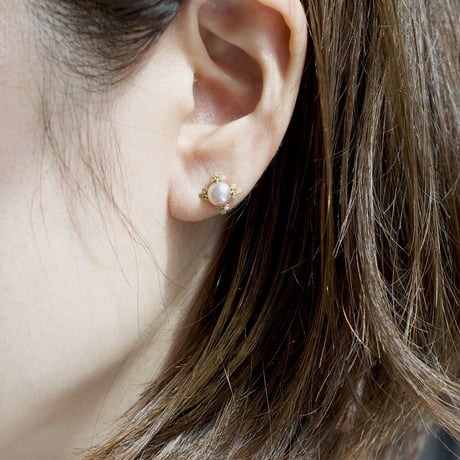 spread freshwater pearl stud earrings