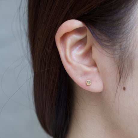 single diamond stud earring