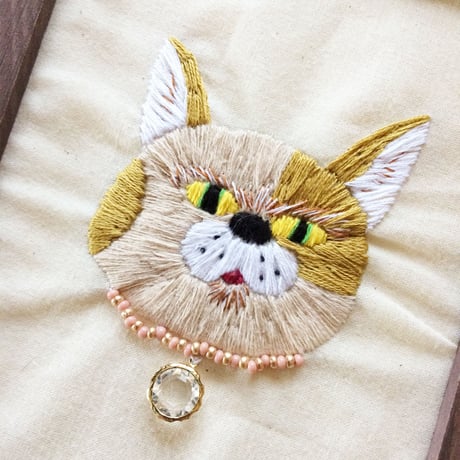 刺繍にゃんこの肖像画『アベサダ』