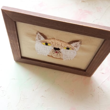 刺繍にゃんこの肖像画『ボローニャばぁさん』