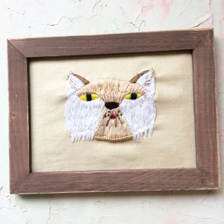 刺繍にゃんこの肖像画『ボローニャばぁさん』