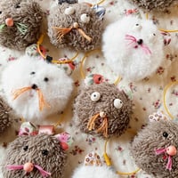 顔面ぶらぶらチャーム（白いふわふわ４兄弟）