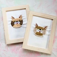刺繍にゃんこの肖像画シリーズ『にゃすけ』と『イザベル』