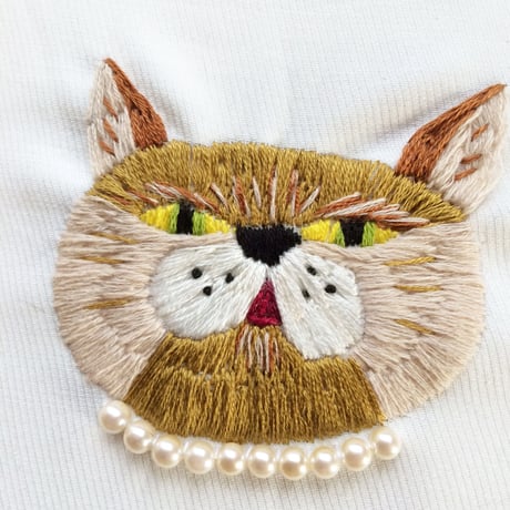 刺繍にゃんこの肖像画シリーズ『にゃすけ』と『イザベル』