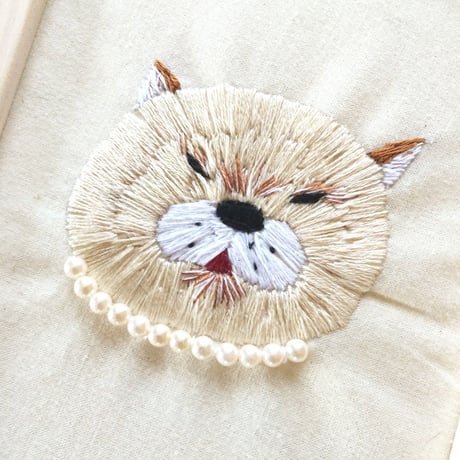 刺繍にゃんこの肖像画『まんじゅう』