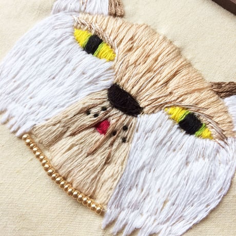 刺繍にゃんこの肖像画『ボローニャばぁさん』