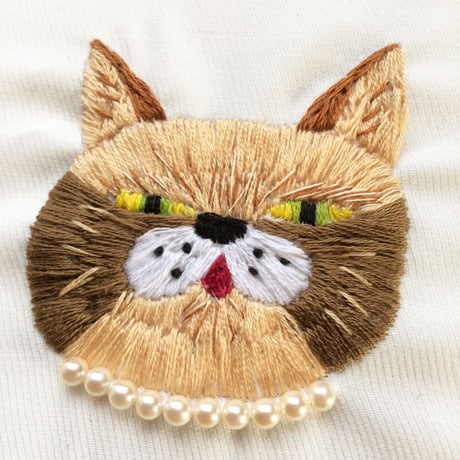 刺繍にゃんこの肖像画シリーズ『にゃすけ』と『イザベル』