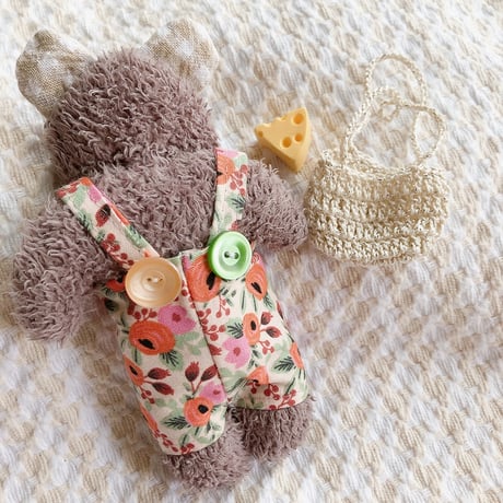 花柄ロンパースのネズミちゃん
