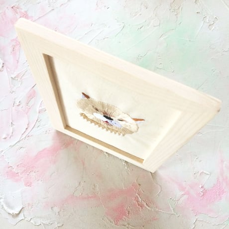 刺繍にゃんこの肖像画『まんじゅう』