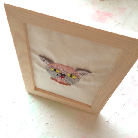 刺繍にゃんこの肖像画『ニャタリー』