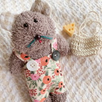花柄ロンパースのネズミちゃん