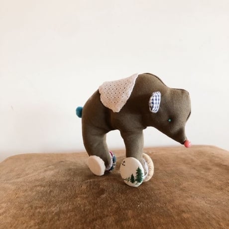 ぼたんタイヤのくまのぬいぐるみ（チェックのお耳）