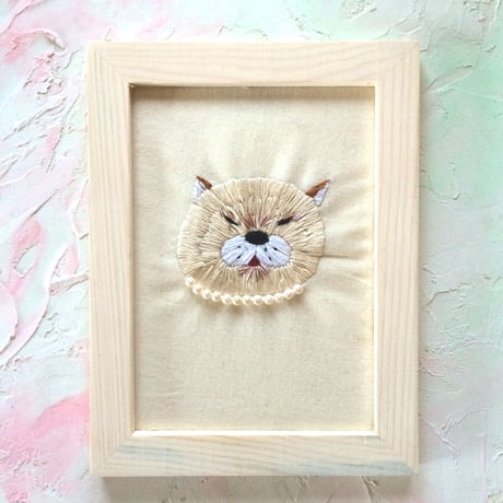 刺繍にゃんこの肖像画『まんじゅう』