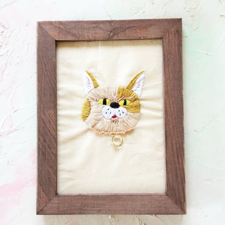 刺繍にゃんこの肖像画『アベサダ』
