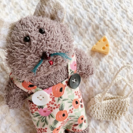 花柄ロンパースのネズミちゃん