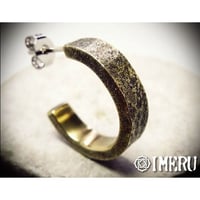 真鍮製表面に荒い模様をほどこしたピアス/太めタイプ